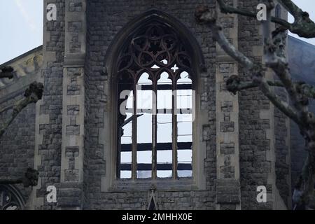 Fenêtres brisées dans la coquille charnue de l'église St Marc à Hamilton Terrace, St John's Wood, Londres, qui a été détruite par un incendie qui a commencé dans les premières heures du matin. 80 pompiers ont assisté à l'église classée au patrimoine nord-ouest de Londres qui a été décrite comme un « Trésor architectural et historique ». Date de la photo: Vendredi 27 janvier 2023. Banque D'Images