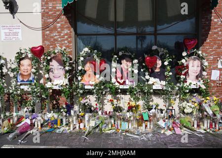 Photos des victimes de fusillades de masse Xiujuan Yu, Diana Tom, Ming Wei ma, Valentino Alvero et My Nhan à un mémorial devant le Star Ballroom Dance Studio Banque D'Images