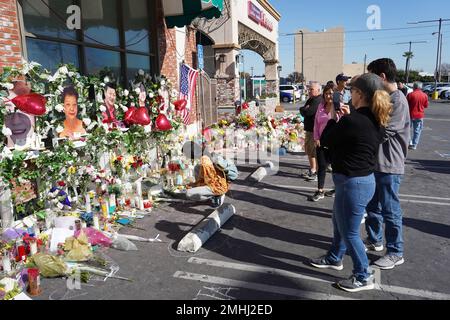 Photos des victimes de fusillades de masse Xiujuan Yu, Diana Tom, Ming Wei ma, Valentino Alvero et My Nhan à un mémorial devant le Star Ballroom Dance Studio Banque D'Images