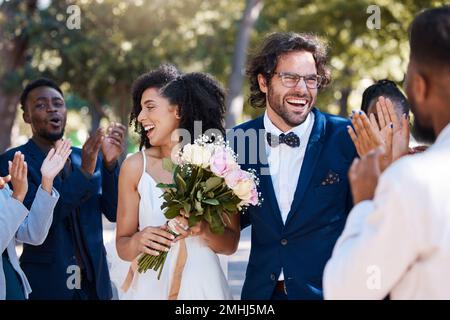 Une foule de mariages et des applaudissements pour célébrer le couple avec un sourire heureux, excité et joyeux. L'amour et le bonheur interraciaux de la mariée et du marié au mariage Banque D'Images