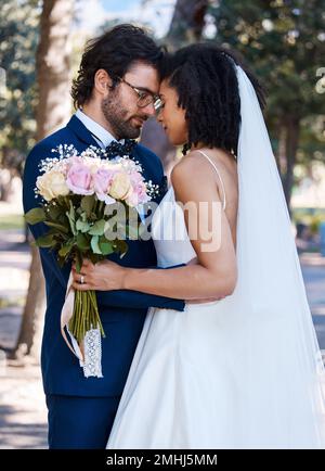Mariage, couple et mariage à l'extérieur avec engagement, confiance et amour avec mariée et marié dans le parc. Partenaire de vie, homme marié et femme noire avec rose Banque D'Images