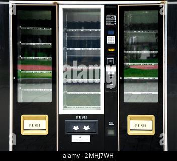 Un distributeur automatique récemment installé, pas encore rempli de produits. Présentoir vide du distributeur automatique. Banque D'Images