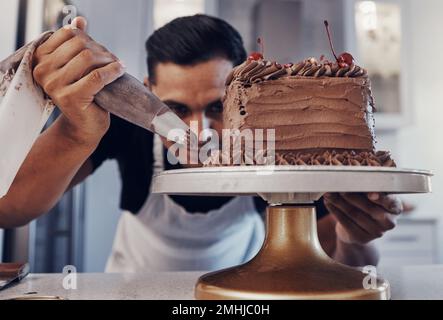 Piping, chef et homme boulanger cuire un gâteau avec du chocolat dans une cuisine ou pâtisserie cuisiner préparer une recette douce. La nourriture, le dessert et la cuisine préparer un sucré Banque D'Images