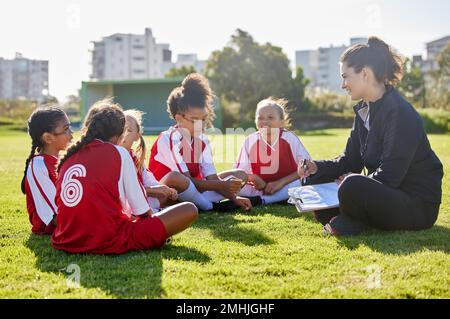 Planchette à pince, soccer ou entraîneur avec des enfants qui planifient des objectifs de stratégie, d'entraînement ou de sport au Canada. Équipe de renforcement, amis et femme de coaching groupe de Banque D'Images