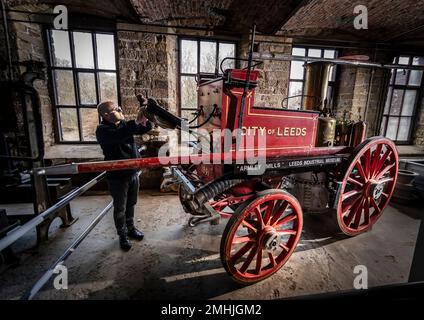 Le conservateur John McGoldrick nettoie un moteur d'incendie de 130 ans au musée industriel de Leeds, dans l'exposition Power House, qui explore l'évolution des moteurs à travers les âges. Autrefois un pilier du service d'incendie, l'impressionnant moteur d'époque a été fabriqué en 1891 par le célèbre Shand Mason and Co Avec une chaudière fabriquée à partir de fer du Yorkshire, le moteur a été entraîné par des chevaux, avec la capacité de lever de la vapeur sur son chemin vers un feu. Date de la photo: Jeudi 26 janvier 2023. Banque D'Images