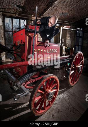 Le conservateur John McGoldrick nettoie un moteur d'incendie de 130 ans au musée industriel de Leeds, dans l'exposition Power House, qui explore l'évolution des moteurs à travers les âges. Autrefois un pilier du service d'incendie, l'impressionnant moteur d'époque a été fabriqué en 1891 par le célèbre Shand Mason and Co Avec une chaudière fabriquée à partir de fer du Yorkshire, le moteur a été entraîné par des chevaux, avec la capacité de lever de la vapeur sur son chemin vers un feu. Date de la photo: Jeudi 26 janvier 2023. Banque D'Images