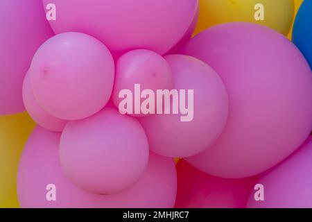 Arrière-plan abstrait et lumineux d'un mélange de ballons de couleur arc-en-ciel, célébrant. Banque D'Images