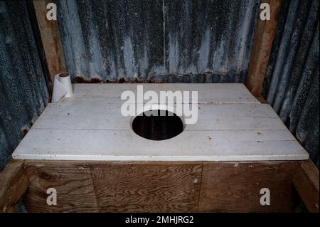 Un vieux placard de toilettes ou de poussière dans la maison. Il est doté d'un rouleau de papier toilette prêt à l'emploi. Banque D'Images