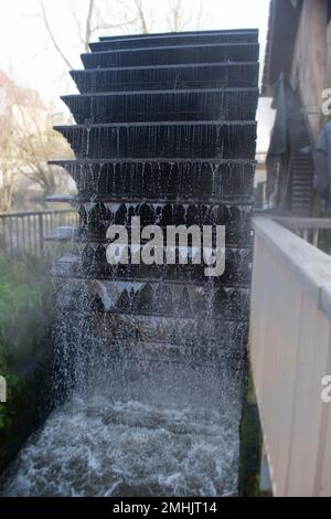 Roue de moulin à eau de avec la chute de l'eau dans le village Banque D'Images