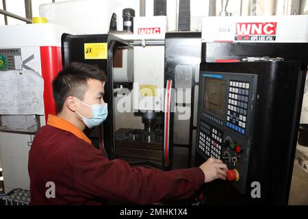 CHONGQING, CHINE - 27 JANVIER 2023 - des employés fabriquent des produits dans un atelier de production à Chongqing, Chine, le 27 janvier 2023. Banque D'Images