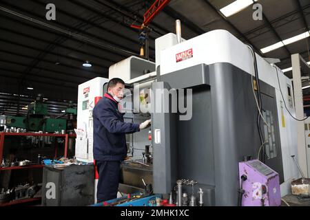CHONGQING, CHINE - 27 JANVIER 2023 - des employés fabriquent des produits dans un atelier de production à Chongqing, Chine, le 27 janvier 2023. Banque D'Images