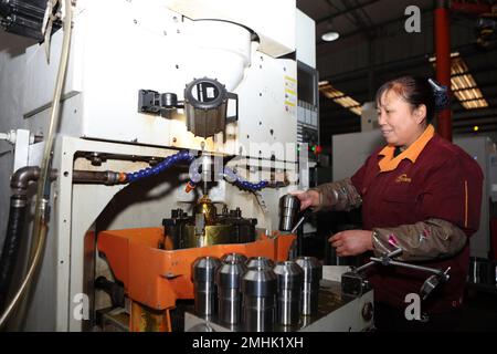 CHONGQING, CHINE - 27 JANVIER 2023 - des employés fabriquent des produits dans un atelier de production à Chongqing, Chine, le 27 janvier 2023. Banque D'Images