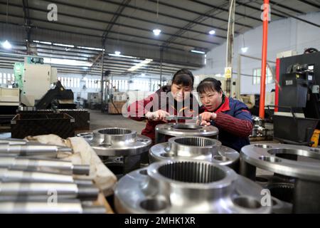 CHONGQING, CHINE - 27 JANVIER 2023 - des inspecteurs de la qualité inspectent les produits dans un atelier de production à Chongqing, Chine, 27 janvier 2023. Banque D'Images
