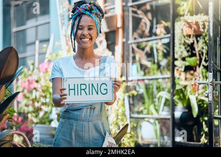 Affiche d'embauche, recrutement et intégration avec une femme noire en portrait, petite entreprise et entrepreneur avec le sourire. Fleuriste, fleuriste et Banque D'Images