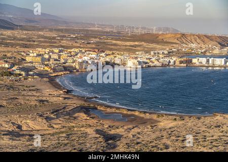 Blick vom Berg Montana Roja auf den Strand Playa del Médano und den Ort El Medano, Granadilla de Abona, Insel Tenerife, Kanarische Inseln, Espagnol, Banque D'Images