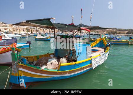 Un bateau de pêche maltais traditionnel coloré est amarré au port de Marsaxlokk, à Malte Banque D'Images