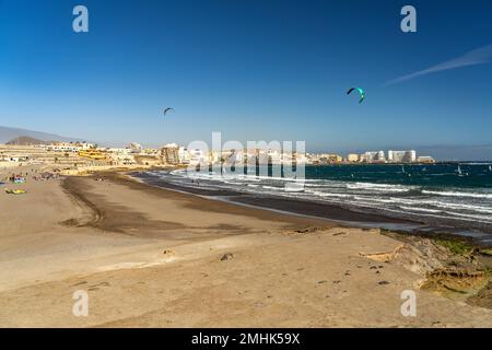 Blick vom Berg Montana Roja auf den Strand Playa del Médano und den Ort El Medano, Granadilla de Abona, Insel Tenerife, Kanarische Inseln, Espagnol, Banque D'Images