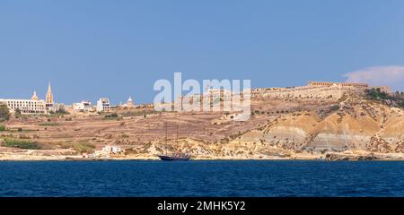 Paysage côtier de Mgarr par une belle journée d'été, île de Gozo, Malte. Photo panoramique Banque D'Images