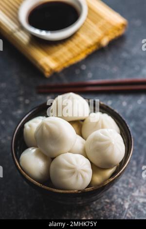 Xiaolongbao, boulettes traditionnelles cuites à la vapeur. Petits pains Xiao long Bao dans le bol. Banque D'Images