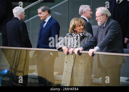 27 janvier 2023, Berlin: Charlotte Knobloch (2nd de droite), Présidente de la Communauté juive de Munich et de la haute-Bavière, et Wolfgang Thierse (r, SPD), ancien Président du Bundestag, parlent avant le début de l'heure du souvenir pour les victimes du socialisme national au Bundestag allemand. Derrière eux se trouvent Josef Schuster (l-r), président du Conseil central des Juifs en Allemagne, Romani Rose, président du Conseil central des Sintis et des Roms allemands, et Horst Köhler, ancien président fédéral. Autour de l'anniversaire de la libération du camp de concentration d'Auschwitz-Birkenau, les membres Banque D'Images