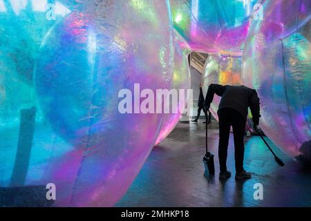 Le personnel balaye une œuvre intitulée « Evanescent » qui sera exposée en janvier et février au Leadenhall Building de la City de Londres, le quartier financier de la capitale, le 26th janvier 2023, à Londres, en Angleterre. Evanescent est un libre de visiter l'installation publique qui cnsistening d'un amas de bulles gigantesques qui ensemble tour à plus de sept mètres de hauteur. L'œuvre, de l'atelier Sisu, a été placée à côté de l'entrée ouest du Leadenhall Building, alias « le Cheesegrater ». Banque D'Images