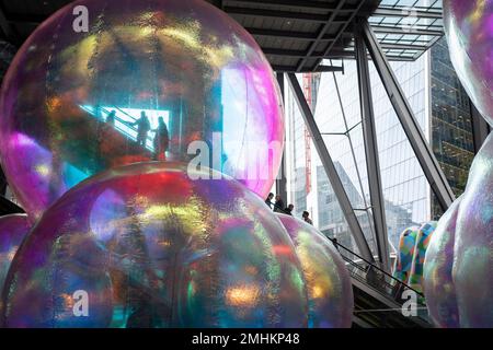 Les employés des bureaux de la ville font monter des escaliers mécaniques au-dessus d'une œuvre d'art intitulée « Evanescent », qui sera exposée en janvier et février au Leadenhall Building de la City de Londres, le quartier financier de la capitale, le 26th janvier 2023, à Londres, en Angleterre. Evanescent est un libre de visiter l'installation publique qui cnsistening d'un amas de bulles gigantesques qui ensemble tour à plus de sept mètres de hauteur. L'œuvre, de l'atelier Sisu, a été placée à côté de l'entrée ouest du Leadenhall Building, alias « le Cheesegrater ». Banque D'Images