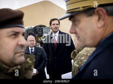 CINCU - le ministre des Affaires étrangères Wopke Hoekstra visite les troupes néerlandaises qui font partie du groupement tactique de l'OTAN dirigé par les Français. Les pays-Bas ont stationné des soldats en Roumanie pour aider à renforcer le flanc est de la zone du traité de l'OTAN. ANP KOEN VAN WEEL pays-bas - belgique sortie crédit: ANP/Alay Live News Banque D'Images