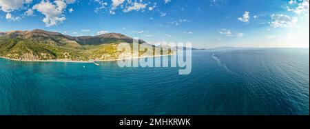 Grande vue panoramique sur la plage de Bunec à l'été 2022, en Albanie Banque D'Images