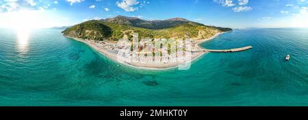 Grande vue panoramique sur la plage de Bunec à l'été 2022, en Albanie Banque D'Images