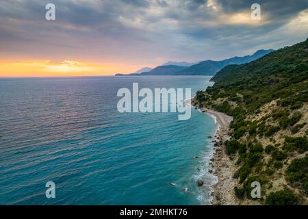 Vue aérienne du coucher du soleil sur la plage de Bunec à l'été 2022, Albanie Banque D'Images