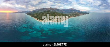 Grande vue panoramique sur la plage de Bunec à l'été 2022, en Albanie Banque D'Images