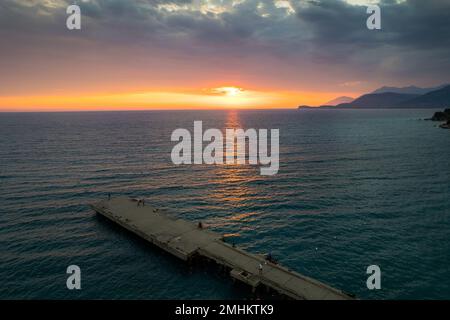 Vue aérienne du coucher du soleil sur la plage de Bunec à l'été 2022, Albanie Banque D'Images