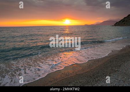 Vue aérienne du coucher du soleil sur la plage de Bunec à l'été 2022, Albanie Banque D'Images