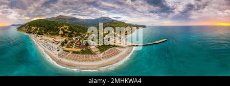 Grande vue panoramique sur la plage de Bunec à l'été 2022, en Albanie Banque D'Images