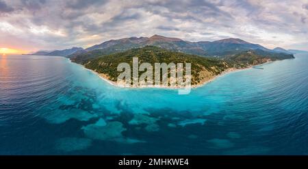 Grande vue panoramique sur la plage de Bunec à l'été 2022, en Albanie Banque D'Images