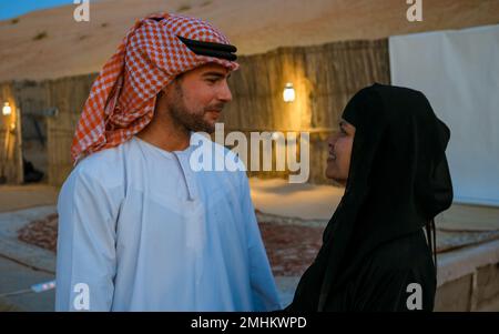 Couple de vêtements arabes pendant le safari dans le désert de Dubaï au camp de safari, Dubaï Émirats arabes Unis Banque D'Images