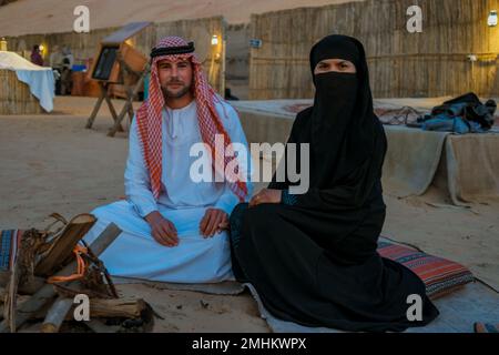 Couple de vêtements arabes pendant le safari dans le désert de Dubaï au camp de safari, Dubaï Émirats arabes Unis Banque D'Images