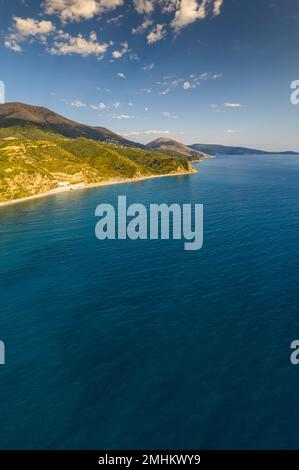 Grande vue panoramique sur la plage de Bunec à l'été 2022, en Albanie Banque D'Images