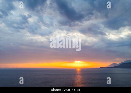 Vue aérienne du coucher du soleil sur la plage de Bunec à l'été 2022, Albanie Banque D'Images