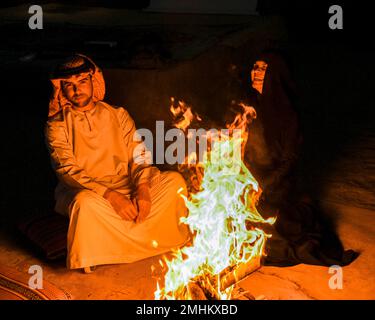 Couple de vêtements arabes pendant le safari dans le désert de Dubaï au camp de safari, Dubaï Émirats arabes Unis Banque D'Images