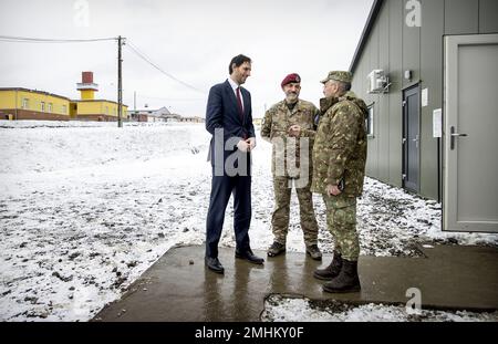 CINCU - le ministre des Affaires étrangères Wopke Hoekstra visite les troupes néerlandaises qui font partie du groupement tactique de l'OTAN dirigé par les Français. Les pays-Bas ont stationné des soldats en Roumanie pour aider à renforcer le flanc est de la zone du traité de l'OTAN. ANP KOEN VAN WEEL pays-bas - belgique sortie crédit: ANP/Alay Live News Banque D'Images