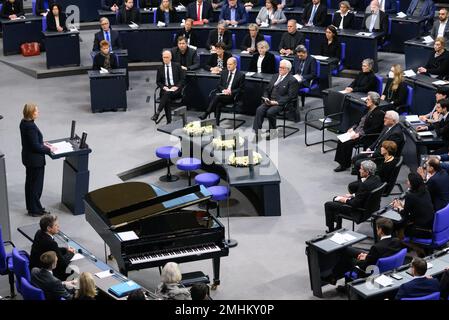 27 janvier 2023, Berlin: Le Président du Bundestag Bärbel Bas (SPD) parle à l'heure du souvenir pour les victimes du socialisme national au Bundestag allemand. Petra Pau (l-r), vice-président du Bundestag, Peter Tschentscher (SPD), premier maire de Hambourg et président par intérim du Bundesrat, chancelier OLAF Scholz (SPD), Klaus Schirdewahn, représentant de la communauté des reines, Rozette Kats, témoin contemporain de l'Holocauste, Le président fédéral Frank-Walter Steinmeier et son épouse Elke Büdenbender et Stephan Harbarth, président de la Cour constitutionnelle fédérale. Banque D'Images