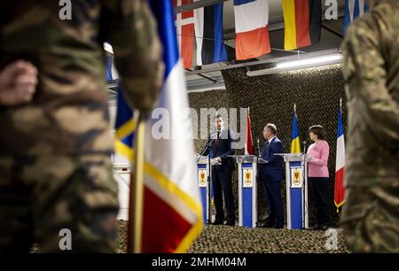 CINCU - le ministre des Affaires étrangères Wopke Hoekstra visite les troupes néerlandaises qui font partie du groupement tactique de l'OTAN dirigé par les Français. Les pays-Bas ont stationné des soldats en Roumanie pour aider à renforcer le flanc est de la zone du traité de l'OTAN. ANP KOEN VAN WEEL pays-bas - belgique sortie crédit: ANP/Alay Live News Banque D'Images