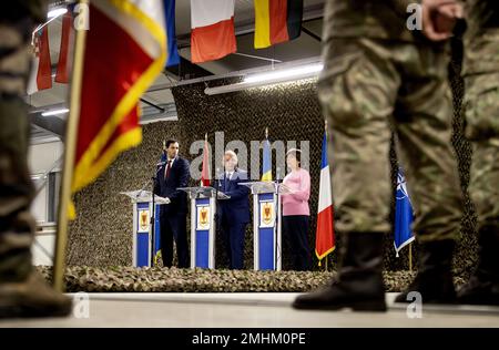 CINCU - le ministre des Affaires étrangères Wopke Hoekstra visite les troupes néerlandaises qui font partie du groupement tactique de l'OTAN dirigé par les Français. Les pays-Bas ont stationné des soldats en Roumanie pour aider à renforcer le flanc est de la zone du traité de l'OTAN. ANP KOEN VAN WEEL pays-bas - belgique sortie crédit: ANP/Alay Live News Banque D'Images