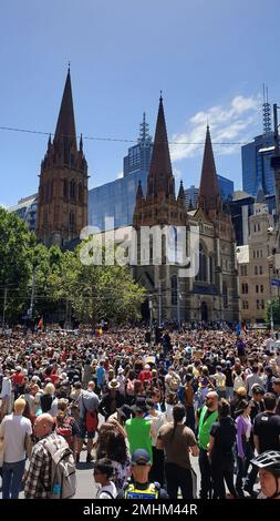 Melbourne, Victoria, Australie. 26th janvier 2023. Un grand nombre de personnes participent au rassemblement du jour de l'invasion à Melbourne. La Journée de l'Australie, autrefois connue sous le nom de Journée de la fondation, est la journée nationale officielle de l'Australie et est célébrée chaque année à 26 janvier pour commémorer l'arrivée de la première flotte à Sydney en 1788. Beaucoup d'Australiens autochtones parlent de « jour de l'invasion » et il y a un mouvement croissant pour changer la date à une date qui peut être célébrée par tous les Australiens. (Credit image: © Rana Sajid Hussain/Pacific Press via ZUMA Press Wire) USAGE ÉDITORIAL SEULEMENT! Non destiné au commercial U Banque D'Images