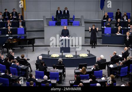 27 janvier 2023, Berlin: Le Président du Bundestag Bärbel Bas (SPD) parle à l'heure du souvenir pour les victimes du socialisme national au Bundestag allemand. Peter Tschentscher (r-l, SPD), premier maire de Hambourg et président par intérim du Bundesrat, chancelier fédéral OLAF Scholz (SPD), Klaus Schirdewahn, représentant de la communauté des reines, Rozette Kats, témoin contemporain de l'Holocauste, président fédéral Frank-Walter Steinmeier et son épouse Elke Büdenbender et Stephan Harbarth, Président de la Cour constitutionnelle fédérale, assis au premier rang. Traditionnellement, autour de l'anniversaire Banque D'Images