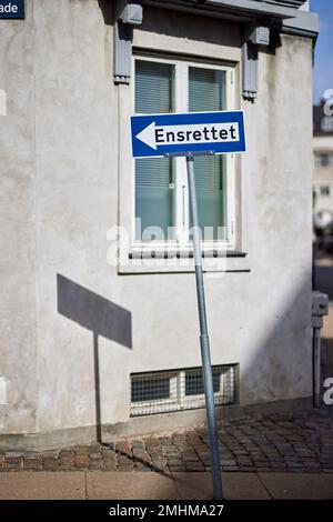Panneau 'Ensrettet' (danois : 'rue à sens unique') au coin de la rue; Copenhague, Danemark Banque D'Images