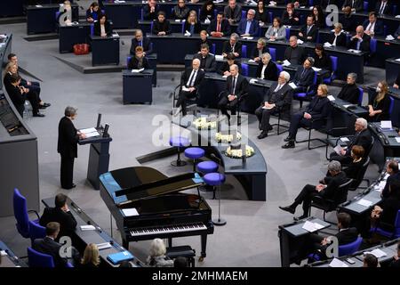 27 janvier 2023, Berlin: Rozette Kats, témoin contemporain de l'Holocauste, parle à l'heure du souvenir des victimes du socialisme national au Bundestag allemand. Petra Pau (l-r), vice-président du Bundestag, Peter Tschentscher (SPD), premier maire de Hambourg et président par intérim du Bundesrat, chancelier OLAF Scholz (SPD), Klaus Schirdewahn, représentant de la communauté des reines, président du Bundestag Bärbel Bas (SPD), Le président fédéral Frank-Walter Steinmeier et son épouse Elke Büdenbender, ainsi que Stephan Harbarth, président de la Cour constitutionnelle fédérale Banque D'Images