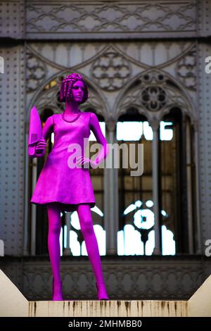 Superlinox, l'artiste mystère, a quitté 'Sofia' dans l'Elevador de Santa Justa les sculptures de l'artiste apparaissent mystérieusement pendant la nuit. Banque D'Images