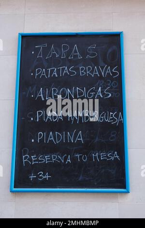 Menu du bar espagnol sur le tableau de surveillance à l'extérieur du restaurant Valencien, Espagne. Banque D'Images